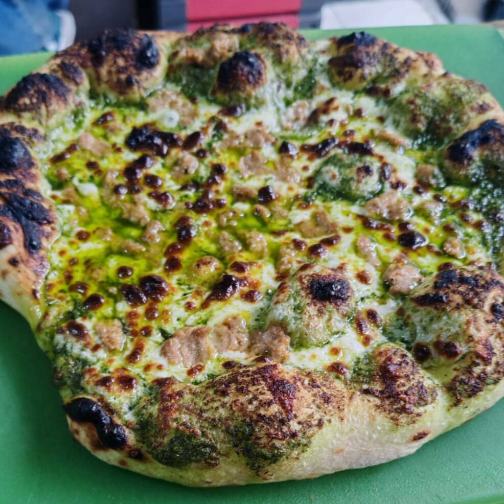 Pizza Pesto con Salsiccia