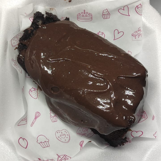 Feito com massa de cacau vermelho 100% bem molhadinha, duas camadas de recheio de briganache e finalizado com bastante chocolate em cima