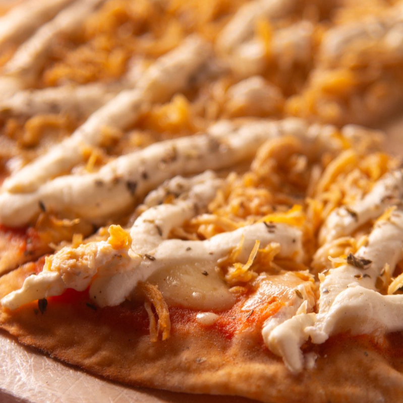 Massa Artesanal , Molho Pomodoro , Queijo muçarela . frango desfiado , Catupiry e oregano