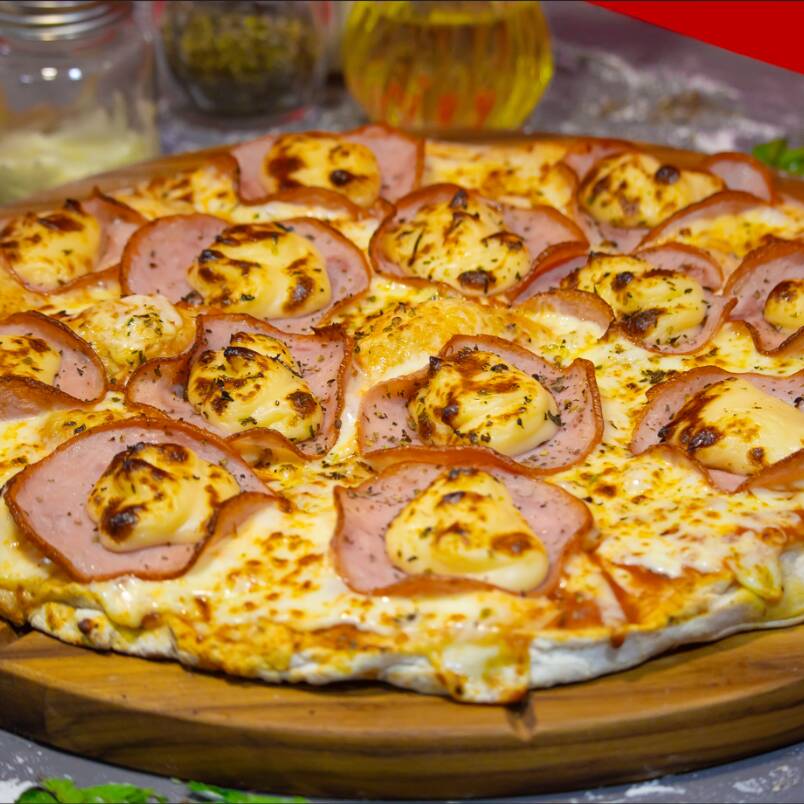 Molho, Queijo Mussarela, Lombo Canadense, Catupiry e Orégano.