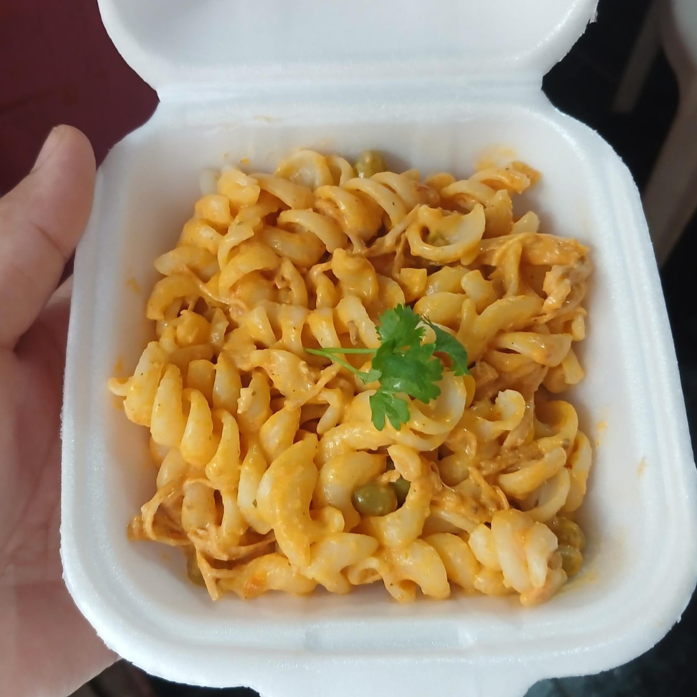 Uma deliciosa macarronada feita com molho bem temperado e frango desfiado suculento, preparada com muito sabor