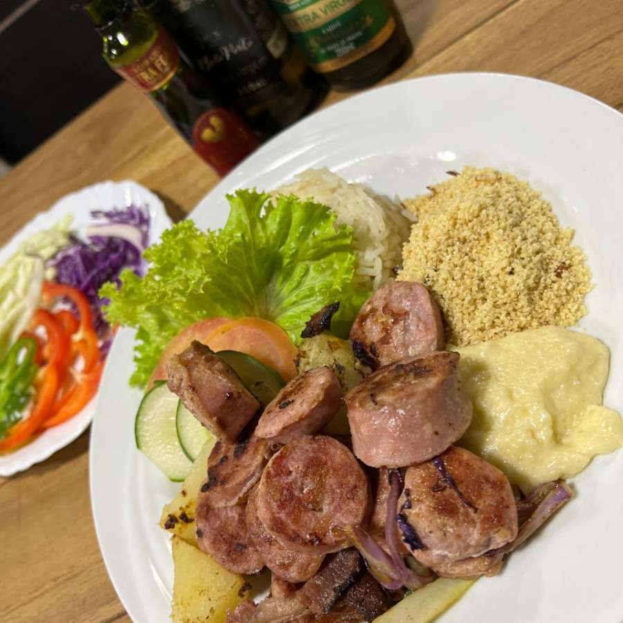 Farofa, Arroz branco, Legumes refogados, Creme de batata, Salada verde e Macaxeira.