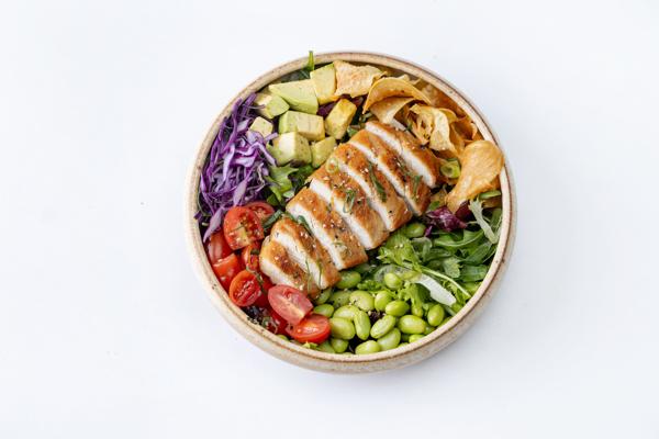 120g de Filé Peito Frango, base mix de folhas e rúcula, tomate cereja, edamame, repolho roxo, abacate e chips de batata doce. (Recomendamos molho Yuzu Ponzu)