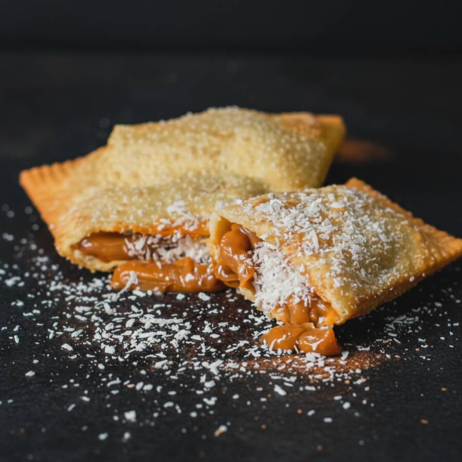 O verdadeiro Doce de Leite com Coco Ralado.
Massa crocante e sequinha, Pastel de 20x6cm, recheado de ponta a ponta, preparado e frito na hora.
*imagem ilustrativa