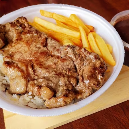 Marmita de bife de alcatra acebolado com arroz, feijão, farofa e salada verde ou fritas, pode escolher.