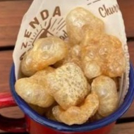 Um copo cheio da melhor pururuca da cidade.