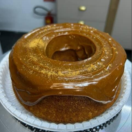 Bolo caseiro sabor churros, com massa macia e toque de canela, coberto com um irresistível doce de leite cremoso. Uma combinação perfeita entre o sabor marcante da canela e a doçura do doce de leite — feito para os verdadeiros amantes de churros aprox 650g!