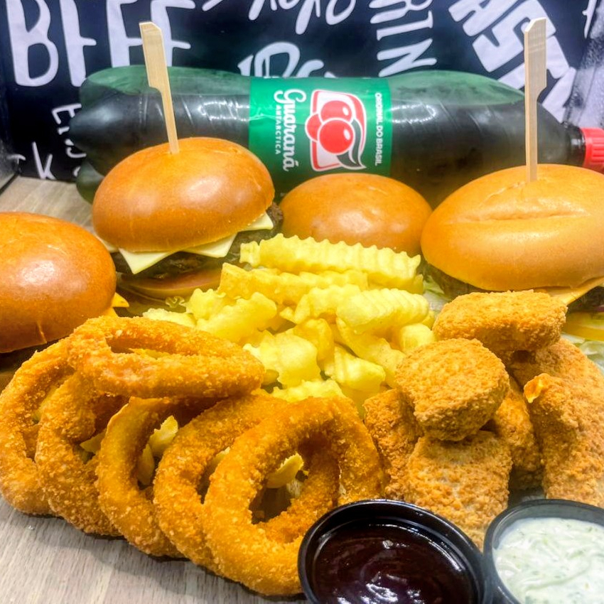 Black família 4 hambúrguer (2 Black salada +2 Black burguer) 1 refrigerante 2 litros (guaraná ou fanta laranja) 10 anéis de cebola 10 nugtes Porção de batata crinkle 2 molhos selecionados