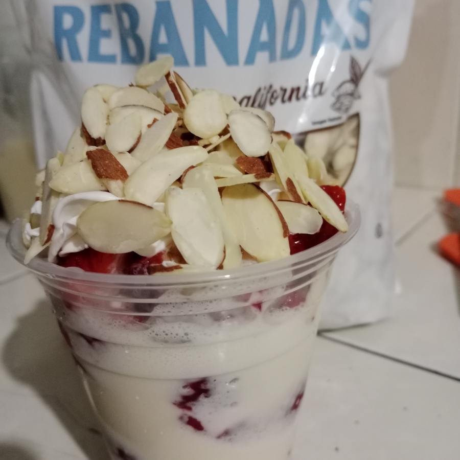 FRESAS CON CREMA 16 OZ
