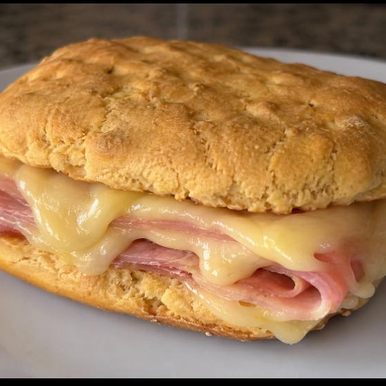 Delicioso biscoitão recheado com presunto e queijo quente
