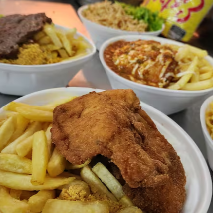 Filé de frango empanado, douradinho e crocante por fora, macio por dentro. Acompanha arroz, feijão, macarrão e farofa. Escolha seu complemento na tabela a seguir e monte seu prato do jeito que preferir!