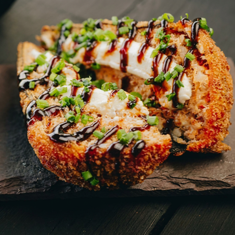 Delicioso cone de alga recheado com arroz, recheios especiais e finalizado com fritura crocante por fora. Sabor irresistível e textura crocante que conquistam a qualquer hora!