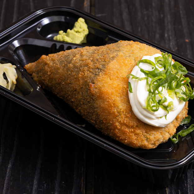 Temaki Filadelfia, completo com Cream Cheese e Cebolinha. Recheio de Salmão Grelhado -150 Gramas-