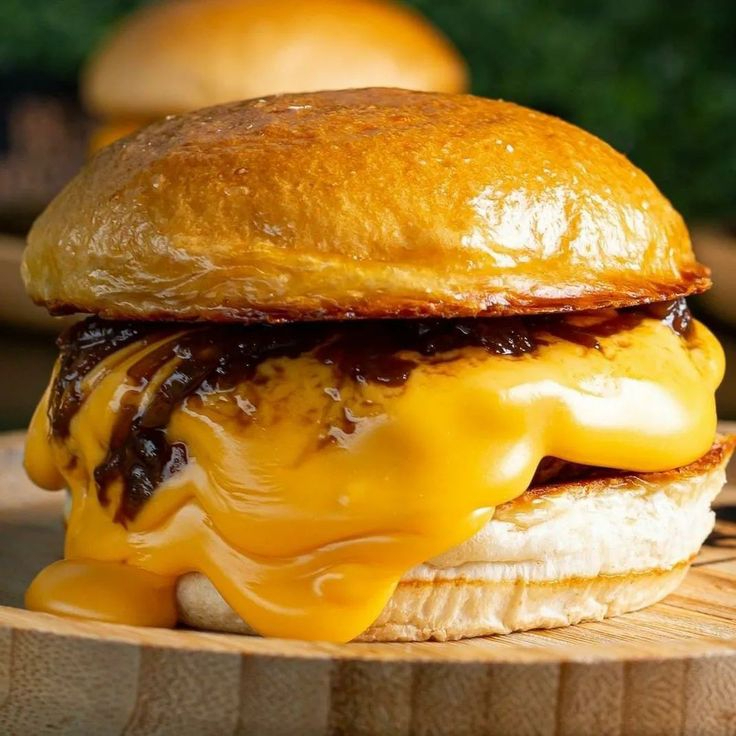 Hambúrguer Suculento 100gr coberto de Cheddar Cremoso, e aquele molho especial da Casa!!!