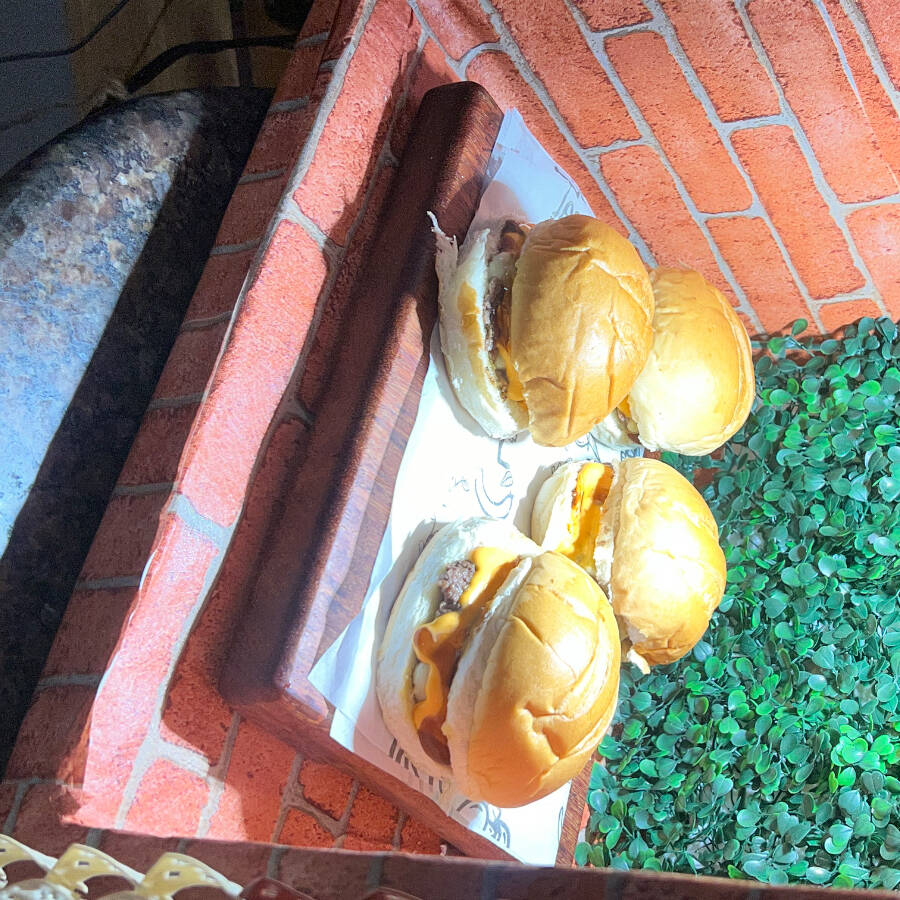 4 Hamburguer Smash Little( Pão, Carne 50g, creme cheddar, barbecue e queijo mussarela )