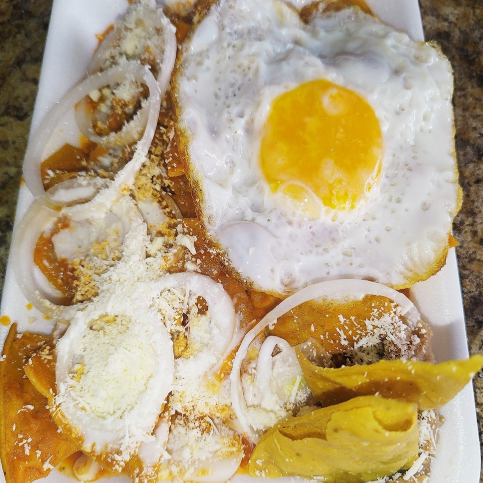 Chilaquiles Rojos con Huevo