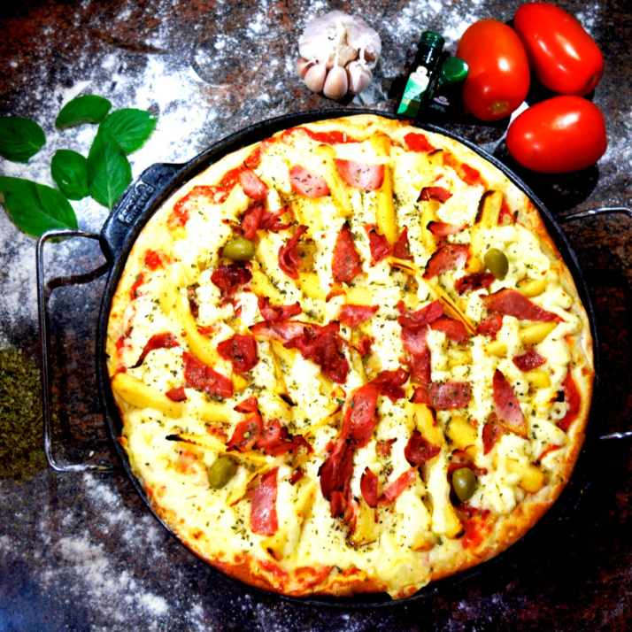 Molho de tomate caseiro, mozarela, batata rústica especial coberta com catupiry e bacon.