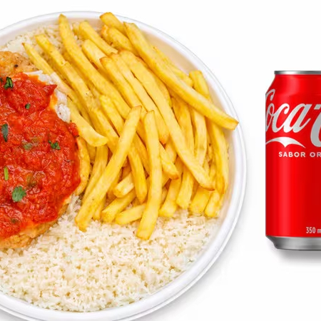 Arroz soltinho no alho, Parmegiana de frango com molho de tomate suculento, e um feijão bem temperado, mais fritas crocante