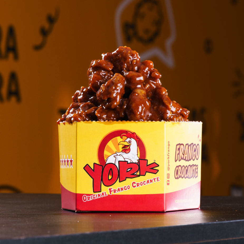 Deliciosos pedaços de Filézinho de Peito em corte especial. Para você aproveitar assistindo sua serie ou filme favoritos. York Pops é sua nova pipoca de cinema, que já vem acompanhada de uma explosão de sabores. Box Individual contém 280 gramas. Foto Ilustrativa.