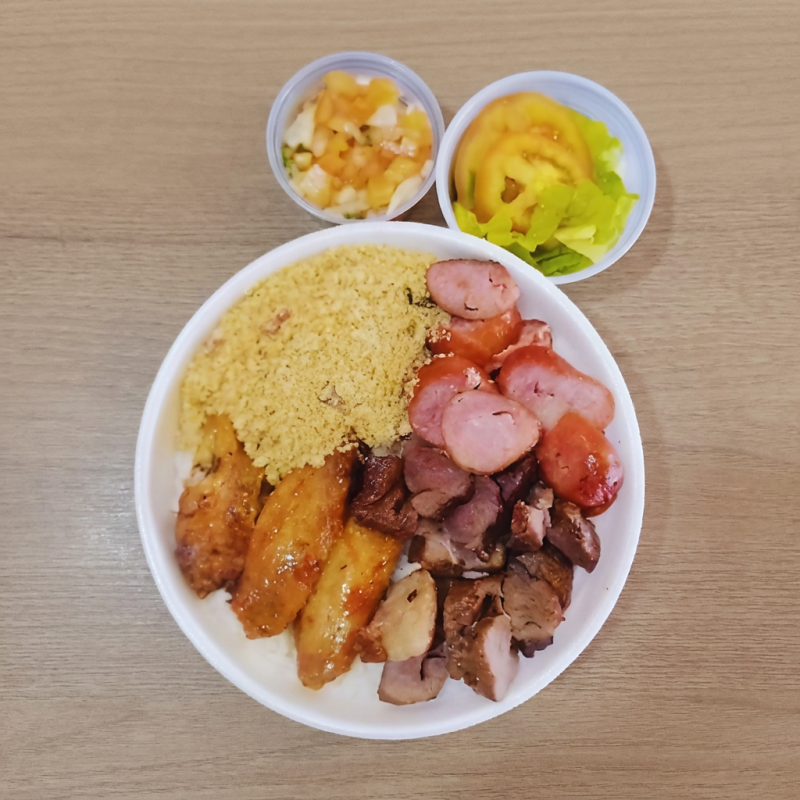 A Marmitex de Churrasco mais completa! Com seleção de carnes (Carne, Linguiça, Frango), Arroz Branco, Feijão Carioca, Farofa Temperada, Salada, Vinagrete Fresco e o cremoso Molho de Alho