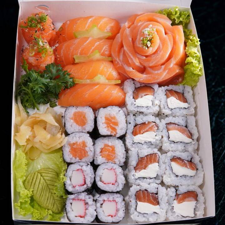 Uma seleção completa e irresistível para quem ama os clássicos da culinária japonesa! Contém 8 sashimis de salmão, 8 uramakis Filadélfia, 4 hossomakis de salmão, 4 niguiris de salmão, 2 joes de salmão e 4 hossomakis de kani. Uma combinação perfeita de sabores, cremosidade e frescor em cada peça! ✨