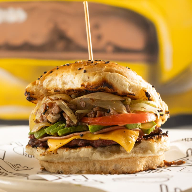 Burger Carnivora y Cono de Papas Fritas