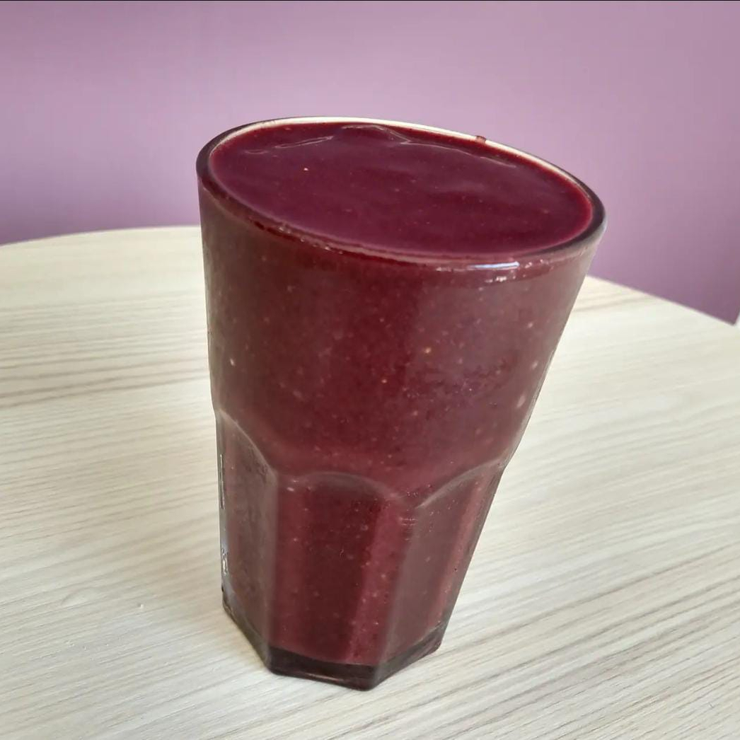 Açaí, morango, amora e xarope de guaraná (Laranja, leite ou água)