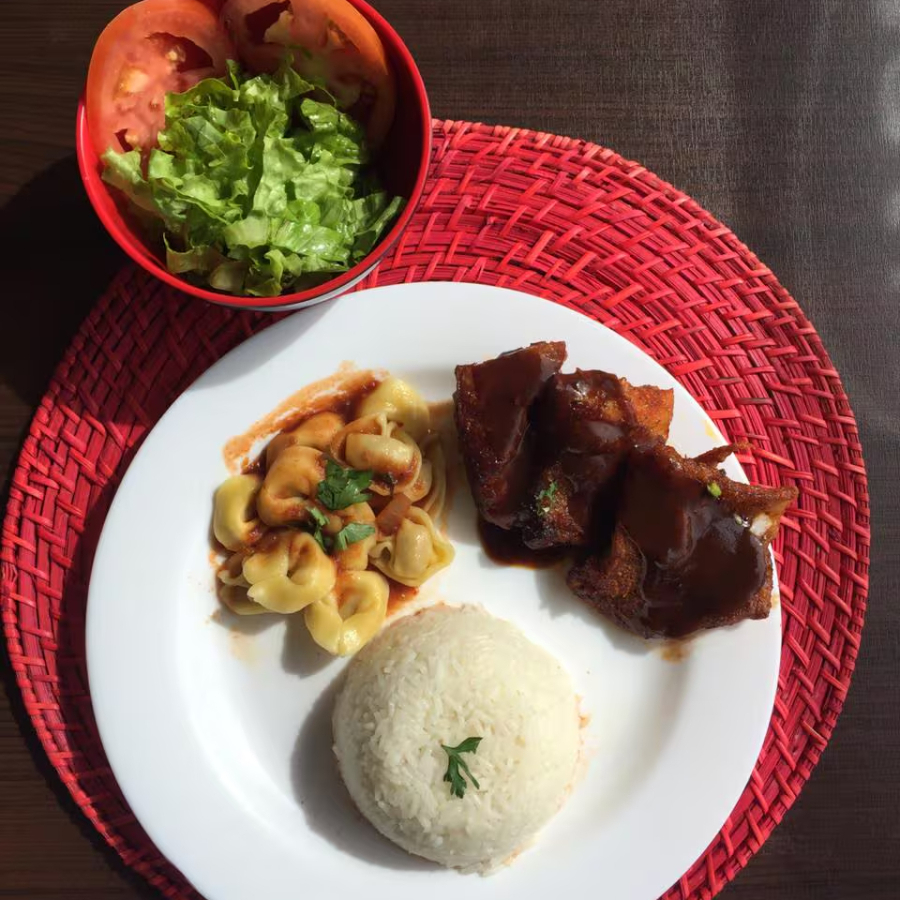 Arroz, feijão, macarrão ou farofa.