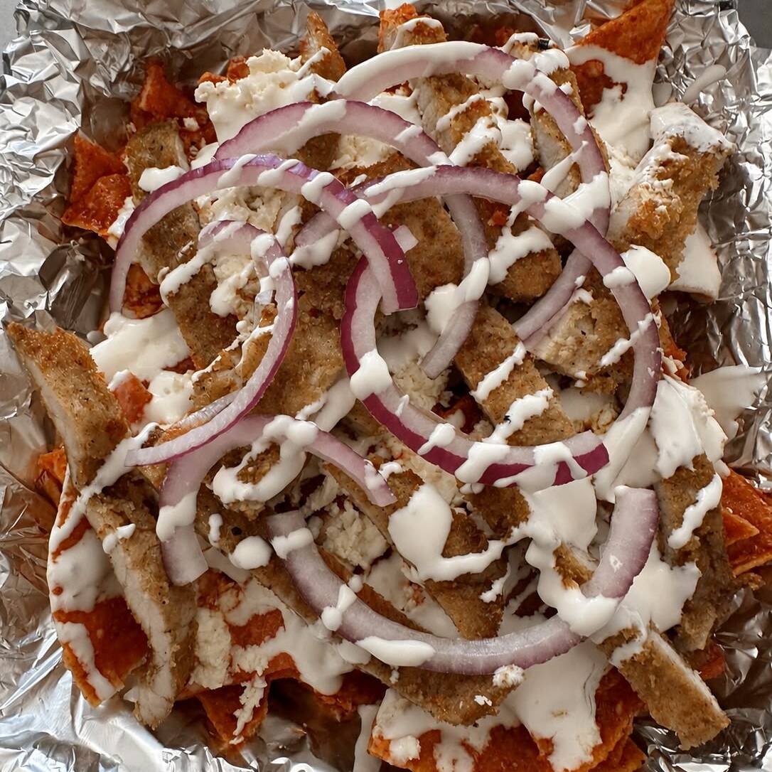 CHILAQUILES ROJOS CON MILANESA