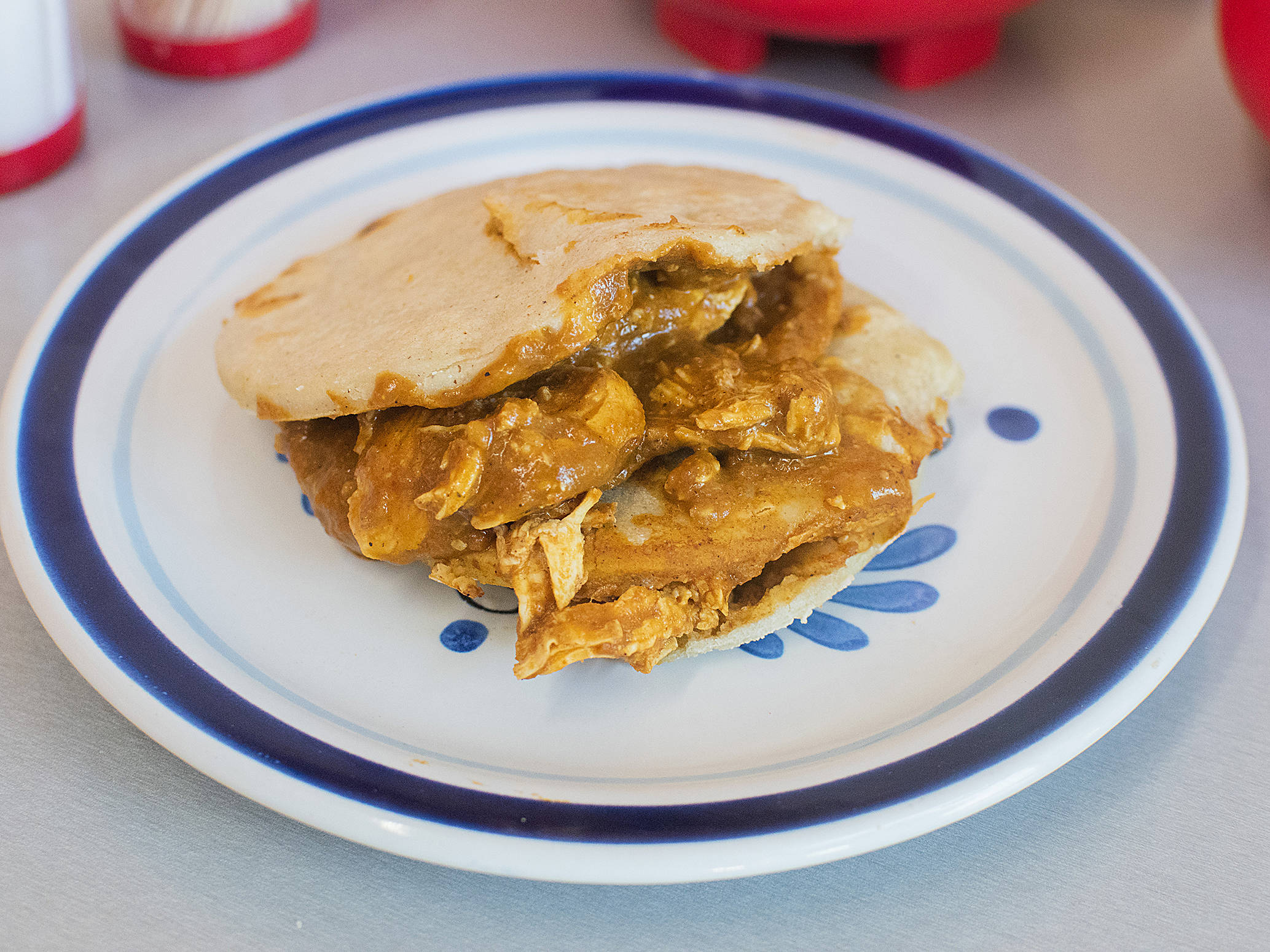 Gordita de Mole poblano Con Pollo