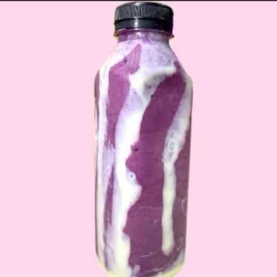 combinação perfeita que vicia desde o primeiro gole Açaí super cremoso, geladinho, com leite condensado escorrendo na garrafa e finalizado com uma camada generosa de leite em pó que dá aquele toque doce e marcante. Sabor intenso Textura cremosa de verdade Doce na medida certa Ideal pra matar a vontade de doce ou se refrescar do jeito mais gostoso possível!