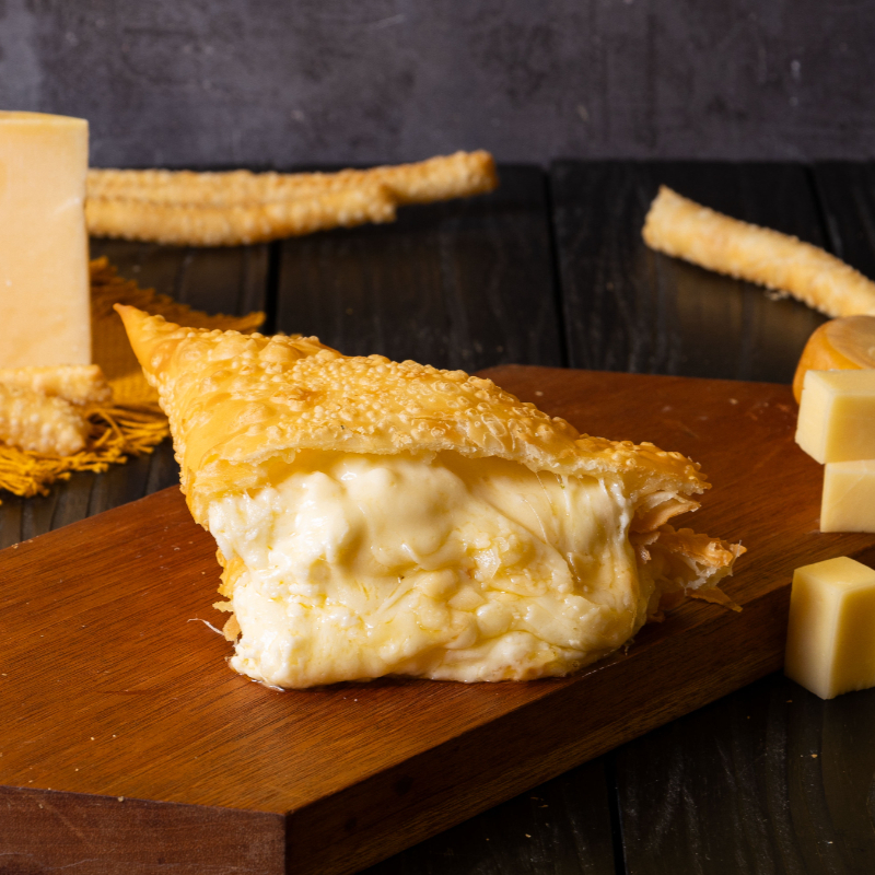 Queijo mussarela derretido, Catupiry, provolone e parmesão (aprox 180g)