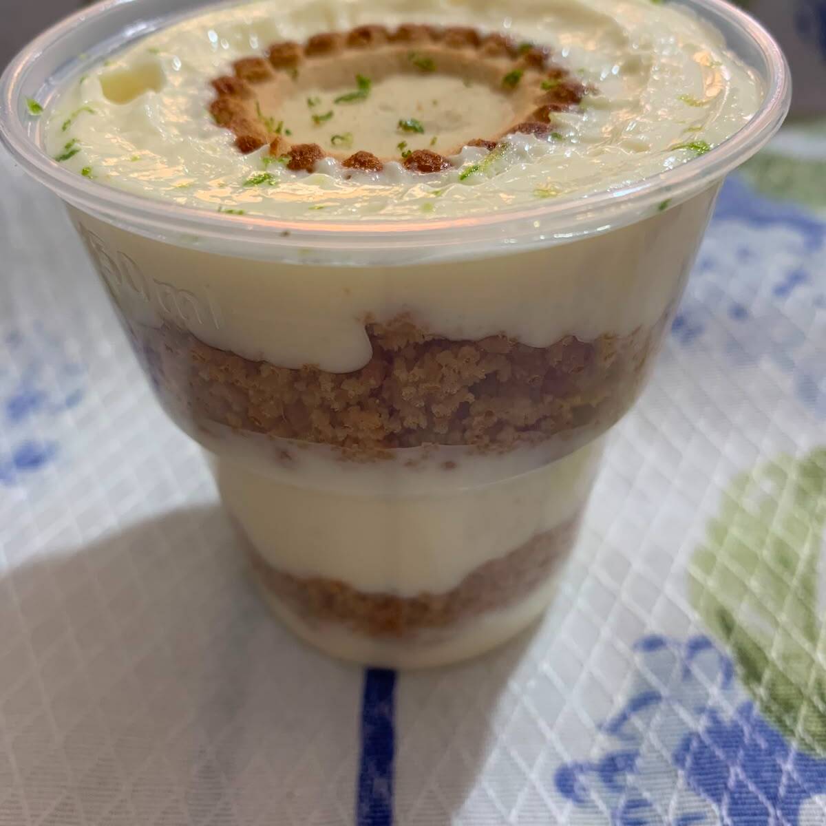 Nossa deliciosa tortinha de limão tem uma massa irresistivelmente crocante, recheio supercremoso e o equilíbrio perfeito entre o doce e aquele azedinho do limão.
