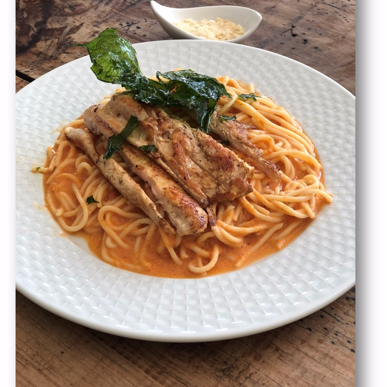 Espagueti al Pomodoro con Pollo y Parmesano