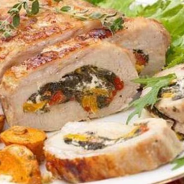 Lombo Natalino Recheado - A Ceia perfeita! Este Natal, deixe a mesa da família ainda mais especial com o nosso Lombo suculento, com recheio gourmet de Damasco, Ameixa e Bacon. Serve em média 4 pessoas.