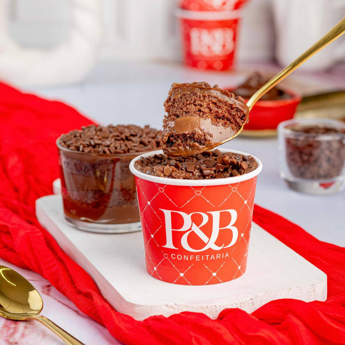 Massa de chocolate molhadinha na medida certa, recheio e cobertura de Brigadeiro Cremoso, finalizado com Granulado Gourmet. Apelidado carinhosamente por nossos clientes como "O Maravilhoso!