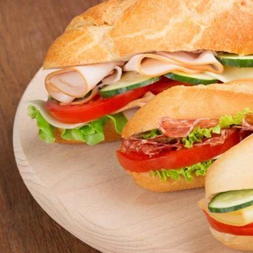Sándwich Jamón y Queso + Bebida