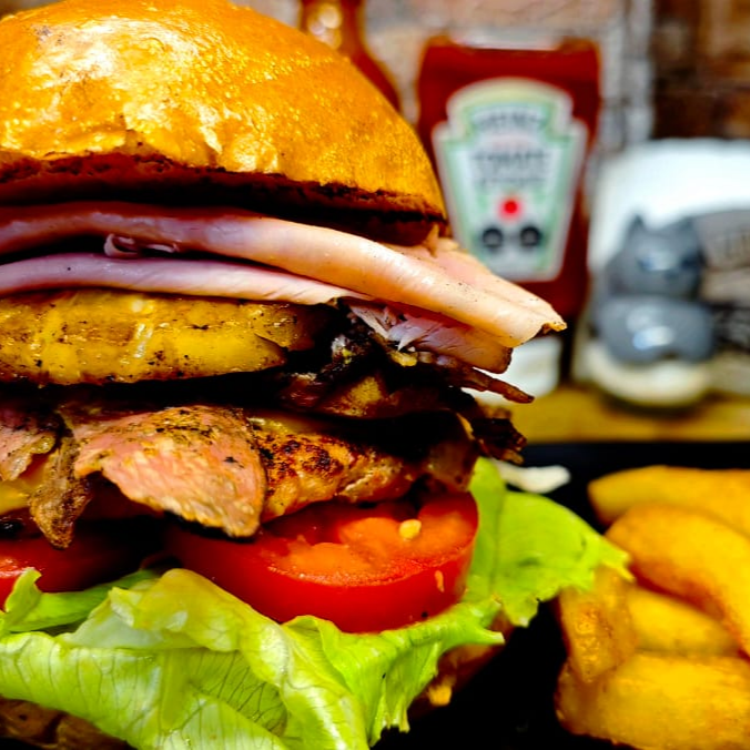 Hamburguesa Hawaiana con Papas a la Francesa