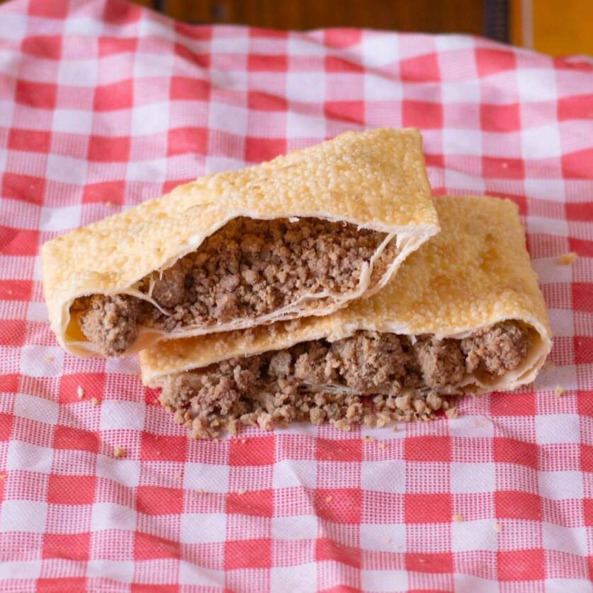 Saboreie a tradição em cada pedaço do nosso pastel de carne 100% bovina, uma explosão de sabor que vai fazer você voltar para mais."
Tamanho aproximado de 20x15cm
