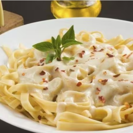 Uma deliciosa massa talharim ao molho branco com camarões.