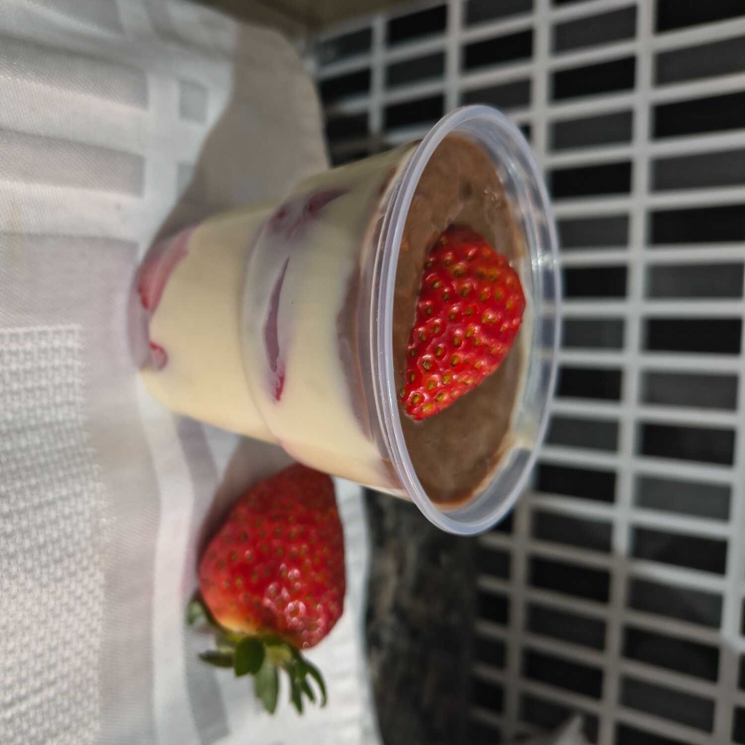 🍓✨ Uma explosão de sabor em cada mordida! ✨🍓
Nosso Bombom de Morango combina um morango delicioso, creme super cremoso de brigadeiro branco e uma irresistível cobertura de ganache.