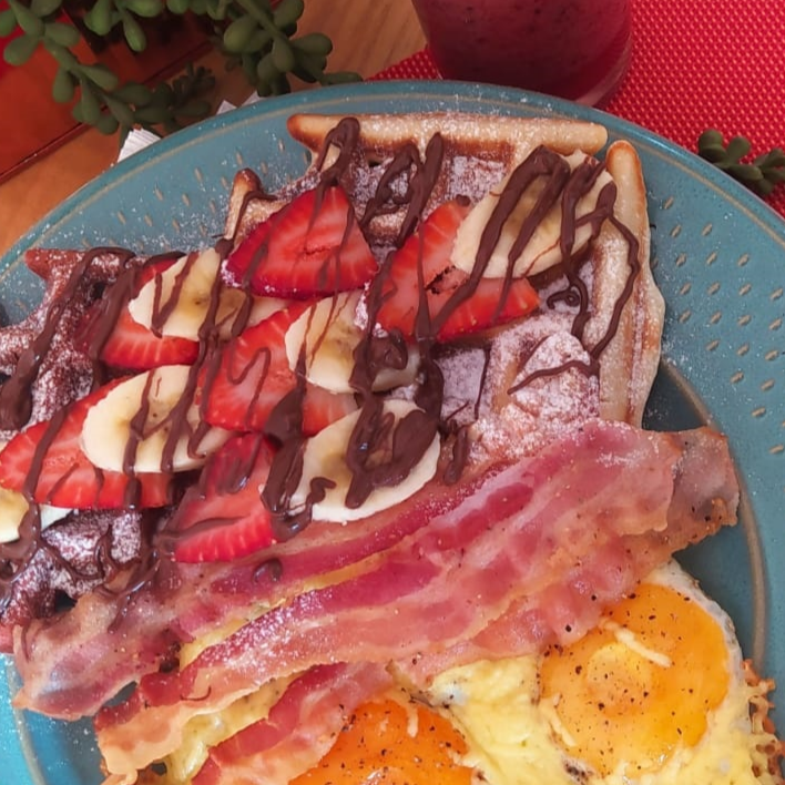 Waffles Dulces con Tocino y Huevo
