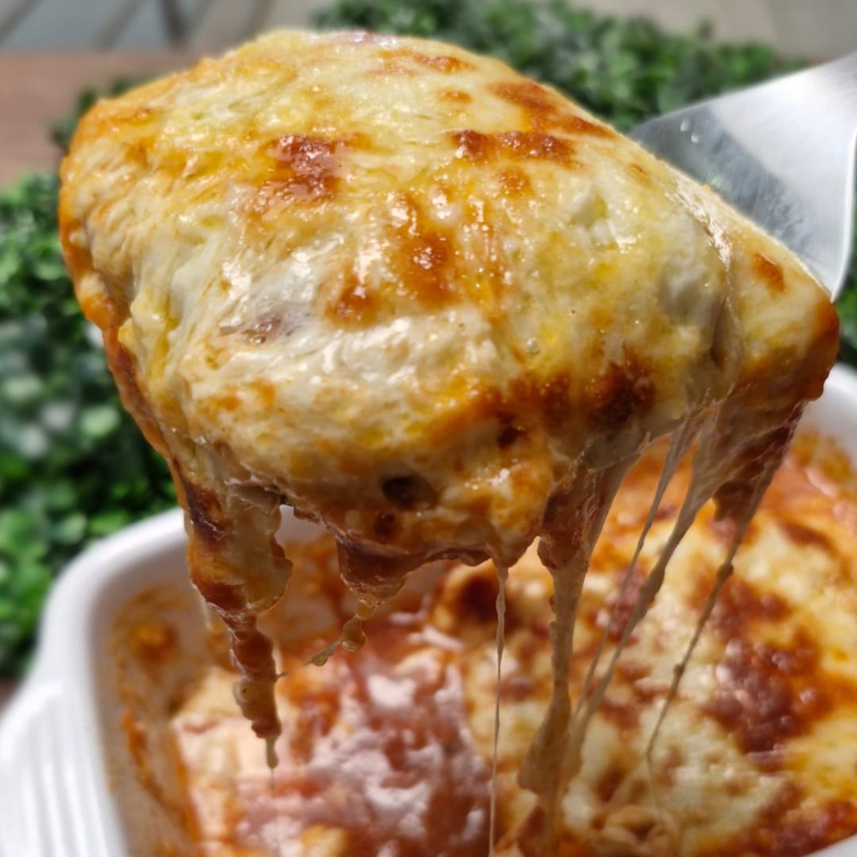 Experimente nossa Lasanha à Bolonhesa Artesanal, da linha 'Lasanha da Casa'. Feita com ingredientes frescos e seguindo a autêntica receita italiana, combina massa especial, molho caseiro, mussarela e presunto em camadas irresistíveis. Finalizada com gratinado perfeito, oferece uma experiência única para qualquer ocasião.