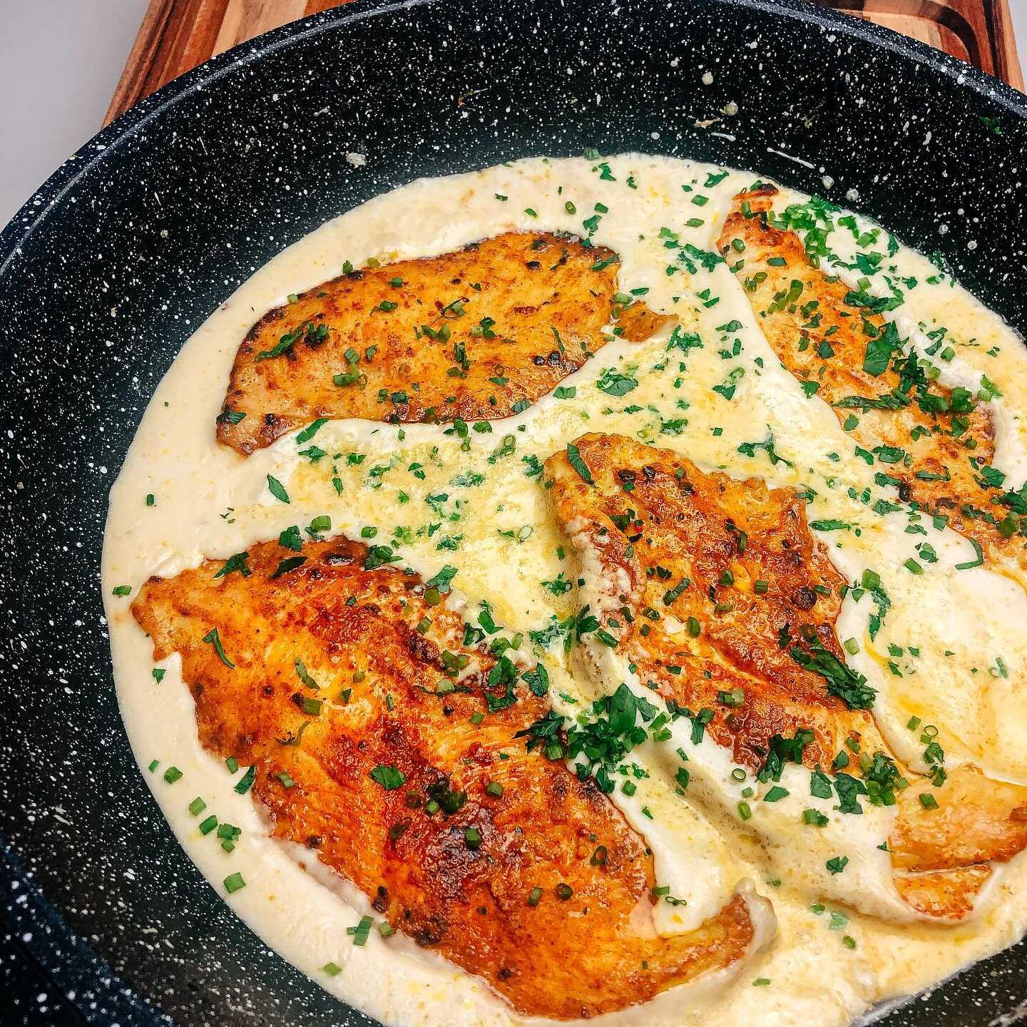 Deliciosa marmita acompanha arroz branco, filé ao molho de queijo, salda de alface e tomate e batata palha.