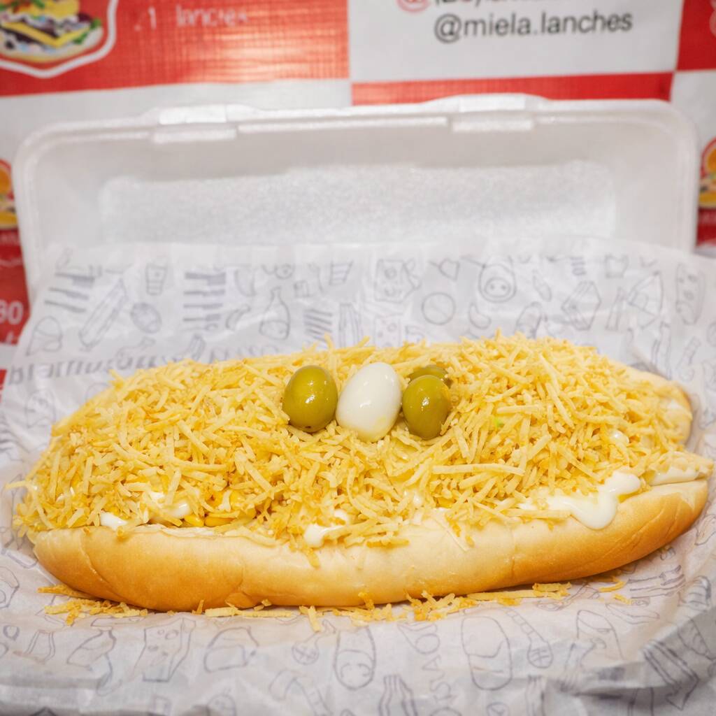 Pão 15cm , linguiça , azeitona , ovo codorna , passas , batata palha , milho , ervilha e queijo ralado e molhos .