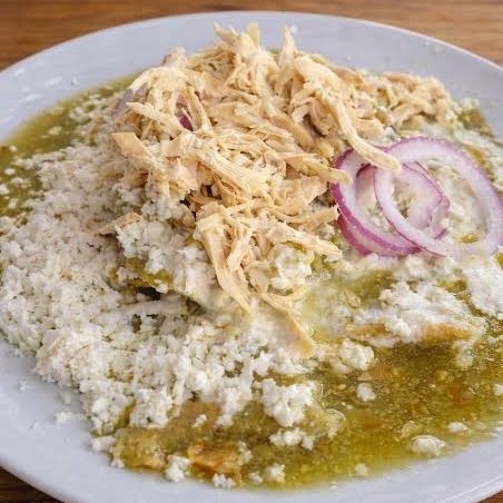 Chilaquiles verdes con pollo deshebrado