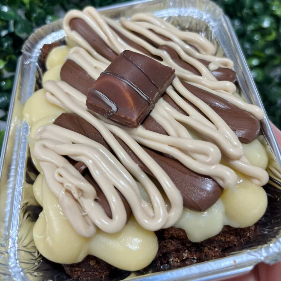 Brownie molhadinho, recheada com brigadeiro de ninho, nutella, creme Bueno e kinder