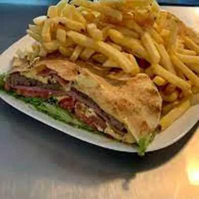 Pão sírio, salada, 140g filé de carne, molho especial da casa, cebola no shoyu, queijo e porção de batata frita.