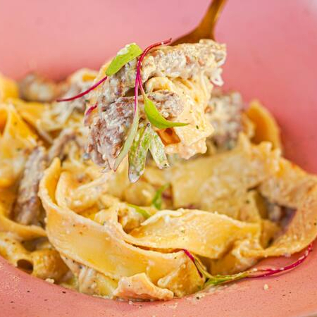 Parpadelli com tiras de carne ao molho cremoso de gorgonzola e parmesão.