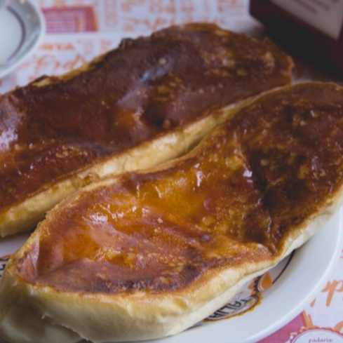 Baguete de parmesão assada até ficar dourada e crocante, recheada com Catupiry cremoso e irresistível.
